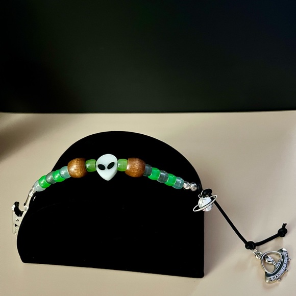 Roach Clip Spaced Out Smoker’s Helper Glow in the Dark Alien Head & green beads - Picture 3 of 17